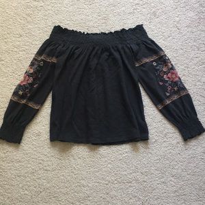 AE embroidered off shoulder top, XS, NWT